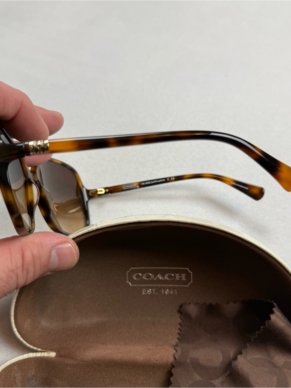 Coach HC 8052 LeAnn Tortoise Shell Oversized Sunglasses with Case Cloth 5040/13 - Picture 8 of 8